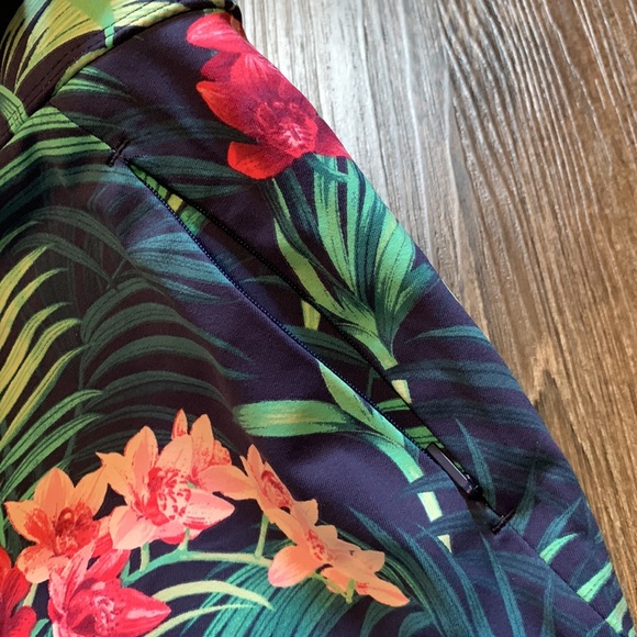 Womens skort. Size small. Never worn. - Picture 7 of 10